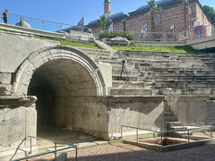 昨晩は上から見ただけだったローマ競技場跡。
現在は観客席の一部が残っています。