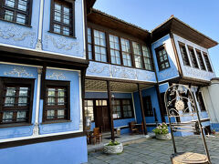 旧市街へやって来ました。
旧市街には窓が張り出した古民家が多数点在していて、
本日は古いお屋敷巡りの予定。

最初にやって来たのはヒンドリヤンの家。ここで5カ所巡れる
コンバイン・チケットを21レヴァ(1800円ほど)で購入。
でも後から気づきましたが入りたいお屋敷が入ってなかったり、
日曜日で休館のお屋敷もあり、慌てて買わなくても良かったかも？

