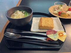 ７月１８日　金曜日
空港に出発の２時間前に到着
チェックインはオンラインで済んでいて
荷物を預けようと機械を操作するもラゲージタグが出てこない…
仕方なく有人カウンターに並ぶもなかなか進まない…
何と、出発２時間前を切って使用機材の変更が決まり
荷物預けを中断中とのこと…
出発は約３時間後の12:15を予定とな。
台湾人の友人との約束とその後の新幹線の指定席取ってるのに。
出発からうまくいかないなー。

新幹線の補償の件などを交渉しているうちに
預け荷物再開となり、スーツケースを預けました。

ミールクーポン1,500円をいただきましたが、
ラウンジでゆっくりしようと早めに出国。

キャセイパシフィック航空のラウンジで朝食
ワンタン麺とフレンチトースト
お惣菜系も一緒に。