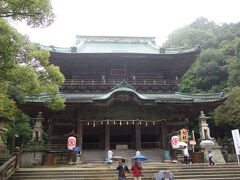 石段を登り続けて、628段目の場所にある旭社。
弘化2年(1845)に落成され、明治の神仏分離令までは、金堂と呼ばれていた40年かけて造営された社殿です。
建物としては、境内で一番大きいなと思っていたら、四国最大の寺社建築物でした。