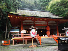 奥社まで445段の場所に鎮座している白峰神社。
御祭神は崇徳天皇。相殿には、御母の待賢門院、山の神・大山祇神(おおやまつみのかみ)の二柱が祀られています。
保元の乱の首謀者として讃岐に流された崇徳上皇は、金刀比羅宮にも参籠したそうで白峰の郷で崩御されたことから、白峰神社として祀られています。
日本最恐の怨霊としても名を挙げられる崇徳上皇ですが、菅原道真も同様、権力を独占したい権力者が、あからさまに相手を貶めて失脚させた負い目が、色々な不幸を全て祟りだと思い込んでしまった部分も強いのではと思います。