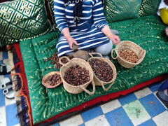 アルガンの実からアルガンオイルを作る
実演販売の施設へ立ち寄り