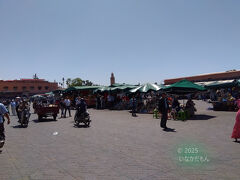 昼間のジャマ エル フナ広場
思っていたほどの規模ではなかった