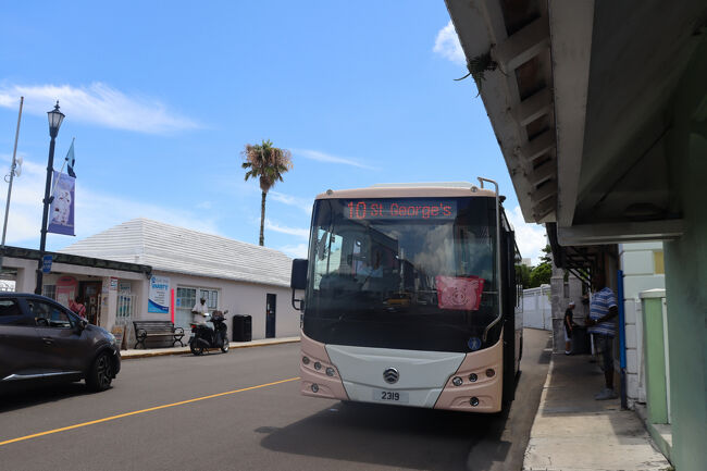 「セントジョージまで行っちゃう？」と夫に言ってたのだけど「暑いし疲れた」と。でもバスで座ってたら体力回復でホテルを通り過ぎそのまま翌日行く予定をしていたセントジョージに行く事にしました。<br />運転手さんに「降りる所教えてね」と言ってたので「ここだよ」と教えてくれました。map上、もう１駅先かなと思ったけど残っていた他の乗客にも終点だから降りる様に言っていました。<br />通りを渡った白い建物の中の階段を降りると・・・<br />Across from East End Variety Store  バス停