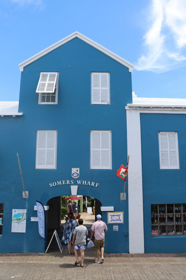 階段の先にはこの建物<br />SOMERSワーフに出れます。