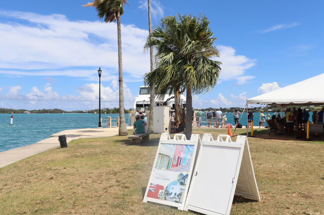 波止場では人が並んで船を待ってる様でした。<br />あぁ、この船がドックヤードとハミルトンとセントジョージの直行なのかな。<br />何れにしてもバスも風景が楽しいしフェリーも海が見れるのでどのルートでも楽しめます。つまり、この航路でもなくても・・・です。