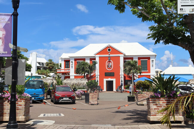 St. George Town Hall<br />通りの突き当りにはセッションズハウスがありました。<br />バミューダーの議会と最高裁判所の歴史的建物です。