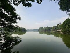 朝、目の前のホアンキエム湖をお散歩