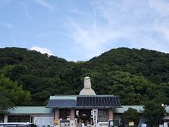 高台寺です。
中に入るか迷いましたが、確かこの先に進むとさらの階段が続いた気がする……と思い、この光景で満足した事にして、円山公園のほうに向かう。