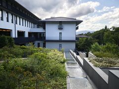 ここまでかなり歩いた気がする。
知恩院和順会館の下で少し休憩しました。
ここは知恩院のホテル？みたいで、泊まると写経などの体験ができたり、精進料理をいただけるらしい。
修学旅行とかに良さそう。