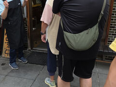 ＰＭ５時。オープン。

「自由軒」は昔ながらの洋食屋さんで、「孤独のグルメ」の舞台にもなったドラマの聖地で、地元民や観光客からも愛されているそうな。