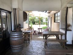 ぶどう棚の奥には宿泊施設があります