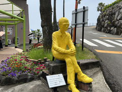 　青島から途中「道の駅フェニックス」で人気のマンゴ－アイス（酸味があってかなり美味しかった！）を頂き、海岸線を30分程南下しました。
　本日の一番の目的地、サンメッセ日南へやってきました。まず、ヴォワイヤン像「見る人」が迎えてくれます。
