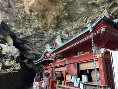 　そして到着したのは、洞窟の中に造られた鵜戸神宮です。本殿がある洞窟は彦火火出見命の妻、豊玉姫命の出産場所とされる神話の舞台で、安産、育児、夫婦円満などを願う人々の心の拠り所として、古くから信仰を集めています。