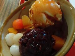 アーケードのある商店街を散歩して、かまどさんで休憩。
白玉クリームあんみつ（800円）はつぶあんがおいしい。
