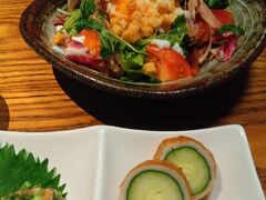 夜は予約していた『明神丸』へ。ホテルから歩いて行ける距離に飲食店はたくさんあり。ただ明神丸だけは四国に行ったら外せない。高知では有名な藁焼き鰹たたきの居酒屋さん。予約だったからか個室に通していただきありがたい。