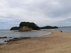 まずは土庄港からすぐのエンジェルロードへ。
足が砂だらけになるを嫌い、眺めるだけに。
１日２回干潮時に向こうの島へ渡れる道が出現し、その景色が天使の羽のようということらしい…。