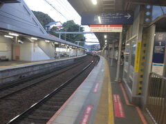 時刻は午後6時45分。夏至の一日後の横須賀の日没時間は午後7時
まだ明るい
でんしゃ～