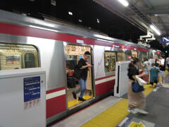 やって来た京急の特急三崎口ゆきに乗車
バスと違って電車は空席はあったもののけっこう混んでました