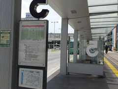 5番バス乗り場からバスに乗ります