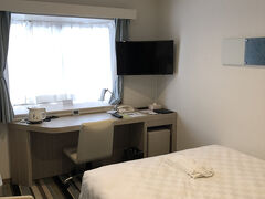 やっと　チェックイン出来ました
品川駅　付近は工事をしてるし　ごちゃごちゃしてました

コンビニはあるけど　スーパーマーケットや服屋さんとか見かけない



