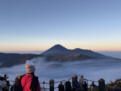 雲海。きれいでした。
奥の富士山のような形のスメル山、手前雲海からちょこっと頭を出してプリンみたいなバトッ山、その左手でほとんど雲海に沈んでいるブロモ山。