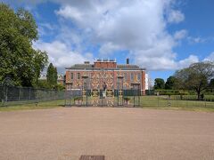 ケンジントン宮殿まで歩いた後はバスでホテルに帰り、一休み