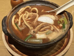 最初の名古屋グルメは、味噌煮込みうどんの「山本屋総本家　名鉄店」
名鉄百貨店の中にあります。
初めて食べましたが、麺のコシがすごい！
あまりにも硬い麺で「これで合ってるのかな？」と調べてみたら、合ってました。
強烈なコシだそうです。

