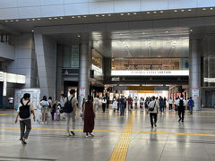 品川駅港南口を出てバスターミナルへ向かいます。
休日の朝なので平日と違って落ち着いている品川駅。