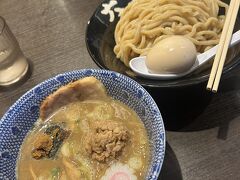 お腹減ったので上野駅のアトレへ。普段食べないつけ麺食べてみた。しょっぱかった。美味しかったけどね。