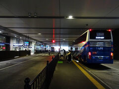 ７月７日(月)６時ちょうど、
大阪駅JR高速バスターミナル着。

例によって夜行バスで来たんだケド、
年末年始以外で大阪に足を運ぶのは、
コレが初めてだからネ。