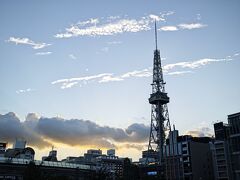 楽しかった……会場の一体感と熱量の高さに、懐かしい歌が始まると、途中ふと泣きそうになる瞬間もありつつ、あっという間の2時間半でした。

テレビ塔が聳える空をみながら、余韻までじっくり楽しんだあとは、再び京都に向かう新幹線に乗るため、名古屋駅まで歩きました。

これでお団子のカロリーの倍くらいは消費したはず……！汗でシャツがベタベタです。
♪汗のにおい信じ（たく）ない♪