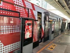 ARL終点パヤタイ駅でBTSに乗り換えます。
改札を出た後、いつもまた向かい側のARLの改札に入りそうになるので、「ここぐらいしっかり覚えておこう」と思っていたのに もう記憶が定かではありません。
エスカレーターで降りるのだったかなぁ。写真撮っておけばよかった。
次回「あー、ここここ」と思いながら　また入りそうになりそう。

BTSノンタノン列車がやってきてテンション爆上がり！
急いで携帯を取り出すも、ドアが開いたので乗り込みます。
慌ててピンぼけですが、一枚だけ撮影できました。