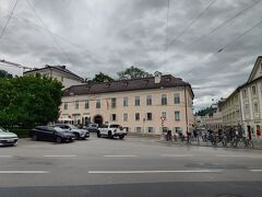 ミラベル庭園を出たところにあるのがモーツァルトの住居。外観のみの見学です。日本の企業が改修に協力したんだそうです。