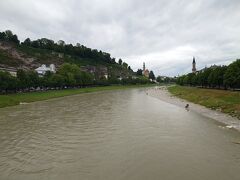 ザルツァッハ川という川がザルツブルグを流れています。これを渡ると旧市街地となります。