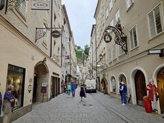 ゲトライデ通りに出ました。旧市街地の一番のメイン通りで両側に色々なお店と看板があります。