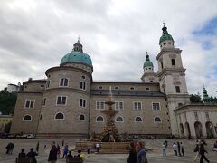 ホーエンザルツブルグ城に向かっていくとザルツブルグ大聖堂があります。希望者は添乗員さんが入場方法を案内してくれるそうです。