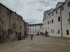 ケーブルカー降り口から入場するとこんな感じですが、どこをどう見学していいのか良く分からない。購入したチケットを見ると入れるところは色々あるようですが、英語なので意味が分かるのは要塞博物館くらい。しかし入り口はどこに？