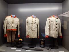 案内パネルだと各部屋に色々な展示品があるようです。これはオーストリア・ハンガリー帝国時代の軍服。