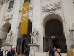 結局ホーエンザルツブルグ城の滞在は、見学途中で下り道を好奇心で降りてしまったため、1時間ほどでした。まだ時間があるのでザルツブルグ大聖堂を見学。