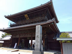 大通寺。
安土桃山時代の建築様式を伝える真宗大谷の別院です。
JR長浜駅から徒歩約10分です。