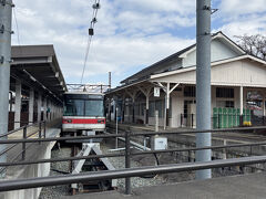 湯田中駅は終点の駅。ホームの外の歩道からも電車の顔が見えます。

湯田中駅からゆるい坂道を登って本日の宿泊先、加命の湯へ。
夕食は隣接するよろづやで提供されるとのこと。
お目当ての桃山風呂にはいってから、夕食をいただくことにします。