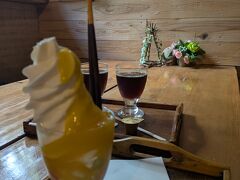 そして日曜日10食限定のパフェとアイスコーヒーをいただきます
パフェは下にサクサクとシャーベット上に凍ったフルーツがあり
フルーツの酸っぱさとソフトクリームの甘さのマッチが幸せな気分になりました
そして、アイスコーヒーがめちゃくちゃ美味しかった！
Sサイズにしたけど、これはLサイズにすべきでした