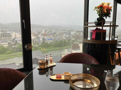 一夜明けて
朝食会場はホテル最上階のグランカフェフォションへ
窓際のテーブルに案内されラッキー！
