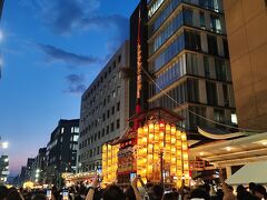 だんだん日も暮れて、提灯が鮮やかです。