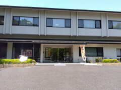 近江勧学館。
近江神宮の敷地内にある研修センターです。
小倉百人一首かるた選手権大会の会場となっています。
