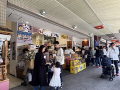 お土産屋さんをハシゴします。
みつきさんへ。