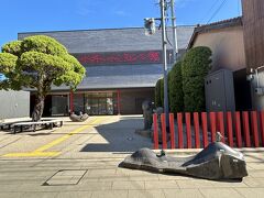 妖怪博物館までの水木しげるロードを散策。