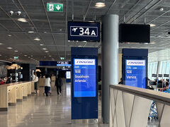 ヘルシンキの空港で乗り換えの表示にしたがって、入国手荷物検査出国と続き、ストックホルム行のフィンエアーAY0815便16時台の飛行機に欠航すること無くボーディングブリッジで搭乗しました。
時差が1時間あり、所要時間が1時間したので出発時間と到着時間が同じでした。