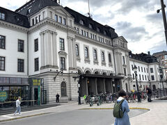 駅の中はマクドナルドやコンビニエンスストア、バーガーキング、カフェがありました